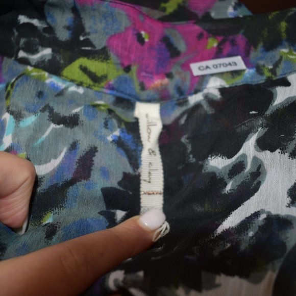 Willow & Clay Floral Sequin Tunic Size Medium - Picture 5 of 5